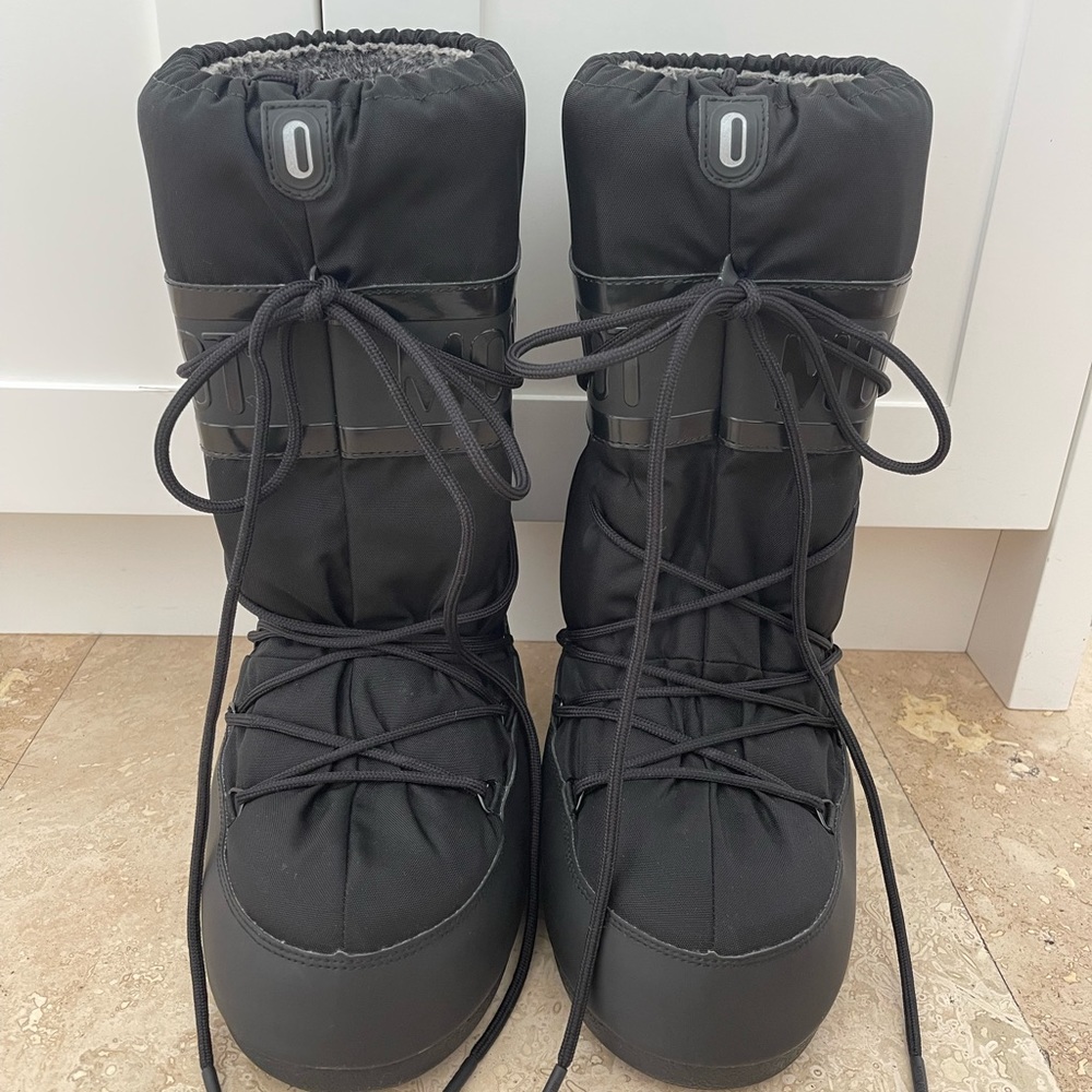 Moon Boot- All Black Classic Plus
